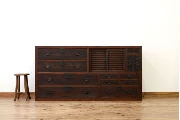 アンティーク家具　古民具・骨董　厚みのある金具と欅・桐材の大型時代箪笥、サイドボード(水屋箪笥、食器棚、収納棚、桐箪笥、桐たんす)