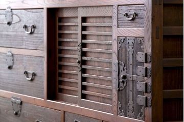 アンティーク家具　古民具・骨董　厚みのある金具と欅・桐材の大型時代箪笥、サイドボード(水屋箪笥、食器棚、収納棚、桐箪笥、桐たんす)