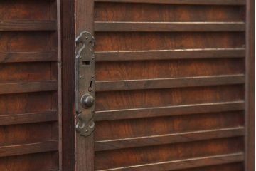 アンティーク家具　古民具・骨董　厚みのある金具と欅・桐材の大型時代箪笥、サイドボード(水屋箪笥、食器棚、収納棚、桐箪笥、桐たんす)