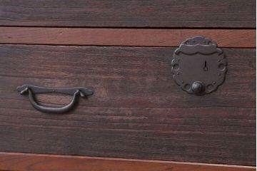 アンティーク家具　古民具・骨董　厚みのある金具と欅・桐材の大型時代箪笥、サイドボード(水屋箪笥、食器棚、収納棚、桐箪笥、桐たんす)