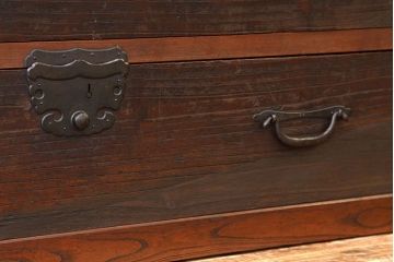 アンティーク家具　古民具・骨董　厚みのある金具と欅・桐材の大型時代箪笥、サイドボード(水屋箪笥、食器棚、収納棚、桐箪笥、桐たんす)