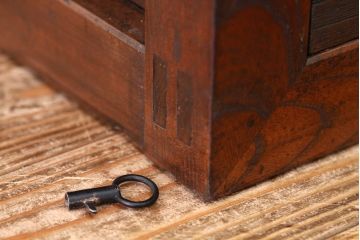 アンティーク家具　古民具・骨董　厚みのある金具と欅・桐材の大型時代箪笥、サイドボード(水屋箪笥、食器棚、収納棚、桐箪笥、桐たんす)