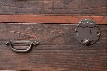 アンティーク家具　古民具・骨董　重厚な鉄脚付き欅・桐材の大型時代箪笥サイドボード(水屋箪笥、食器棚、収納棚)