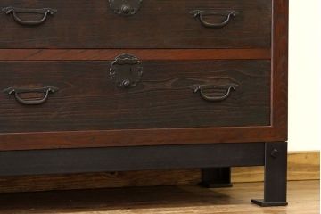 アンティーク家具　古民具・骨董　重厚な鉄脚付き欅・桐材の大型時代箪笥サイドボード(水屋箪笥、食器棚、収納棚)