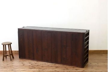 アンティーク家具　古民具・骨董　重厚な鉄脚付き欅・桐材の大型時代箪笥サイドボード(水屋箪笥、食器棚、収納棚)