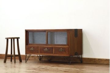 レトロ家具　昭和レトロ　鉄脚付きのシックな無垢材ローボード(時代箪笥・たんす)