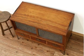 レトロ家具　昭和レトロ　鉄脚付きのシックな無垢材ローボード(時代箪笥・たんす)