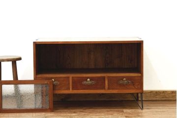 レトロ家具　昭和レトロ　鉄脚付きのシックな無垢材ローボード(時代箪笥・たんす)