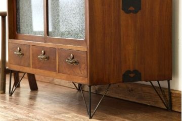レトロ家具　昭和レトロ　鉄脚付きのシックな無垢材ローボード(時代箪笥・たんす)