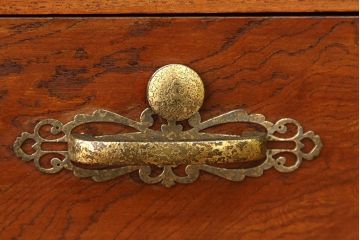 レトロ家具　昭和レトロ　鉄脚付きのシックな無垢材ローボード(時代箪笥・たんす)