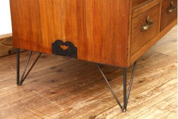 レトロ家具　昭和レトロ　鉄脚付きのシックな無垢材ローボード(時代箪笥・たんす)