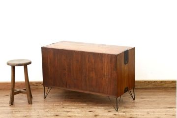 レトロ家具　昭和レトロ　鉄脚付きのシックな無垢材ローボード(時代箪笥・たんす)