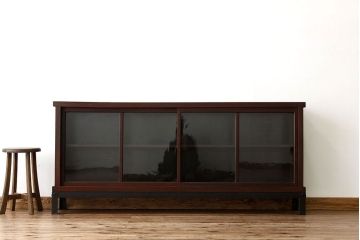 アンティーク家具　アンティーク　人気の薄型!重厚な鉄脚付き収納棚(ローボード・サイドボード)