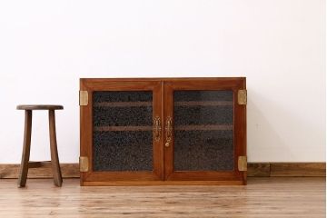 レトロ家具　昭和レトロ　観音開き扉の結霜ガラス入りローボード(収納棚)