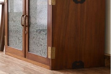 レトロ家具　昭和レトロ　観音開き扉の結霜ガラス入りローボード(収納棚)