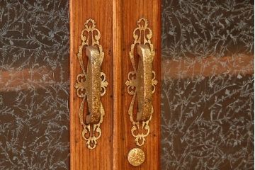 レトロ家具　昭和レトロ　観音開き扉の結霜ガラス入りローボード(収納棚)