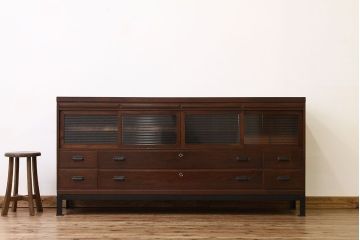 アンティーク家具　アンティーク　重厚な鉄脚付きモールガラス入りローボード(箪笥)(サイドボード)