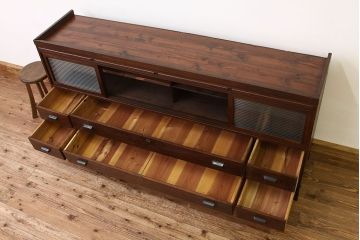 アンティーク家具　アンティーク　重厚な鉄脚付きモールガラス入りローボード(箪笥)(サイドボード)