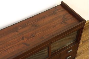 アンティーク家具　アンティーク　重厚な鉄脚付きモールガラス入りローボード(箪笥)(サイドボード)