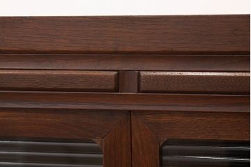 アンティーク家具　アンティーク　重厚な鉄脚付きモールガラス入りローボード(箪笥)(サイドボード)