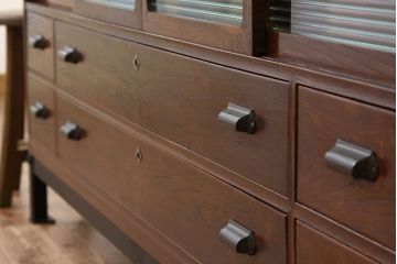 アンティーク家具　アンティーク　重厚な鉄脚付きモールガラス入りローボード(箪笥)(サイドボード)