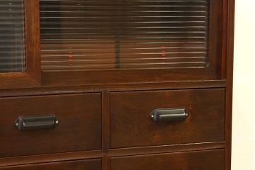 アンティーク家具　アンティーク　重厚な鉄脚付きモールガラス入りローボード(箪笥)(サイドボード)