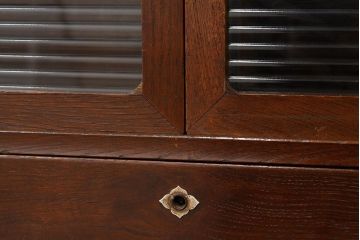 アンティーク家具　アンティーク　重厚な鉄脚付きモールガラス入りローボード(箪笥)(サイドボード)