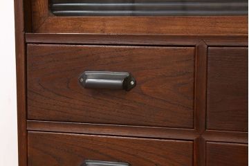 アンティーク家具　アンティーク　重厚な鉄脚付きモールガラス入りローボード(箪笥)(サイドボード)