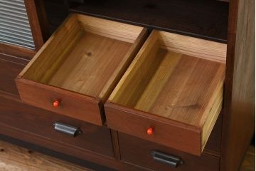 アンティーク家具　アンティーク　重厚な鉄脚付きモールガラス入りローボード(箪笥)(サイドボード)