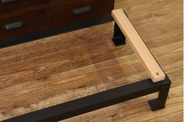 アンティーク家具　アンティーク　重厚な鉄脚付きモールガラス入りローボード(箪笥)(サイドボード)