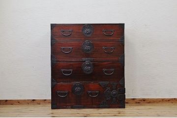 アンティーク家具　極上!前面欅の金具の細工が素晴らしい相馬箪笥