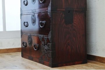 アンティーク家具　極上!前面欅の金具の細工が素晴らしい相馬箪笥