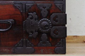 アンティーク家具　極上!前面欅の金具の細工が素晴らしい相馬箪笥