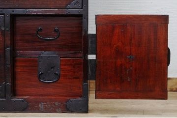 アンティーク家具　極上!前面欅の金具の細工が素晴らしい相馬箪笥