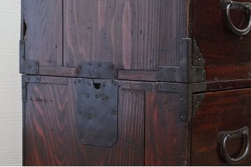 アンティーク家具　極上!前面欅の金具の細工が素晴らしい相馬箪笥