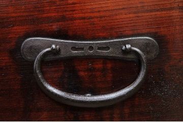 アンティーク家具　極上!前面欅の金具の細工が素晴らしい相馬箪笥