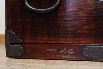 アンティーク家具　極上!前面欅の金具の細工が素晴らしい相馬箪笥