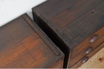 アンティーク家具　素敵なデザイン!古い木のシンプルな二段重ねチェスト