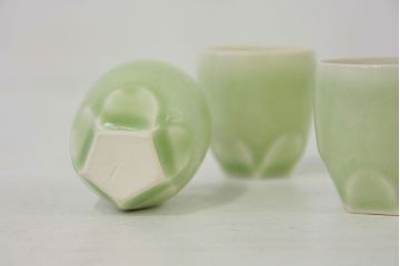 アンティーク雑貨　○古い萬珠堂・緑釉酒器