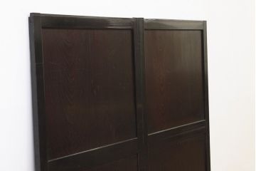 古民具・骨董 古い木の重厚な一枚板帯戸2枚(板戸)