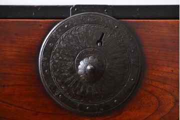 アンティーク家具　古民具・骨董 重厚な鉄脚付き前欅仙台一間箪笥(仙台箪笥)