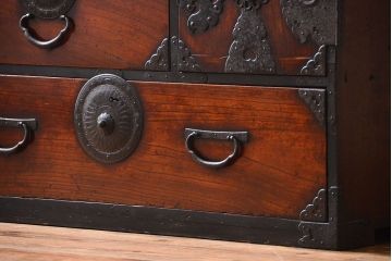 アンティーク家具　古民具・骨董 重厚な鉄脚付き前欅仙台一間箪笥(仙台箪笥)