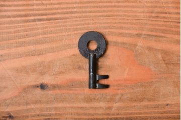 アンティーク家具　古民具・骨董 重厚な鉄脚付き前欅仙台一間箪笥(仙台箪笥)
