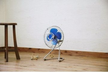 アンティーク雑貨　レトロなデザインの小さな扇風機1