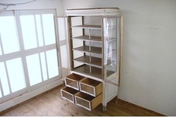 アンティーク家具　◆古い病院の変り型ケビントガラスケース