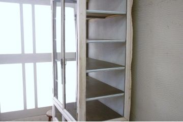 アンティーク家具　◆古い病院の変り型ケビントガラスケース