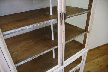 アンティーク家具　◆古い病院の変り型ケビントガラスケース