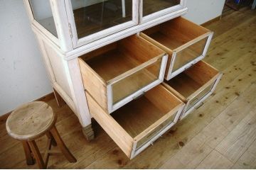アンティーク家具　◆古い病院の変り型ケビントガラスケース