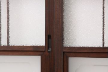 アンティーク　古い木のレトロな模様ガラス戸2枚セット(引き戸)