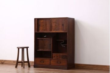 アンティーク家具　アンティーク　シックな透かし彫り栓材の飾り棚(茶棚・茶箪笥)